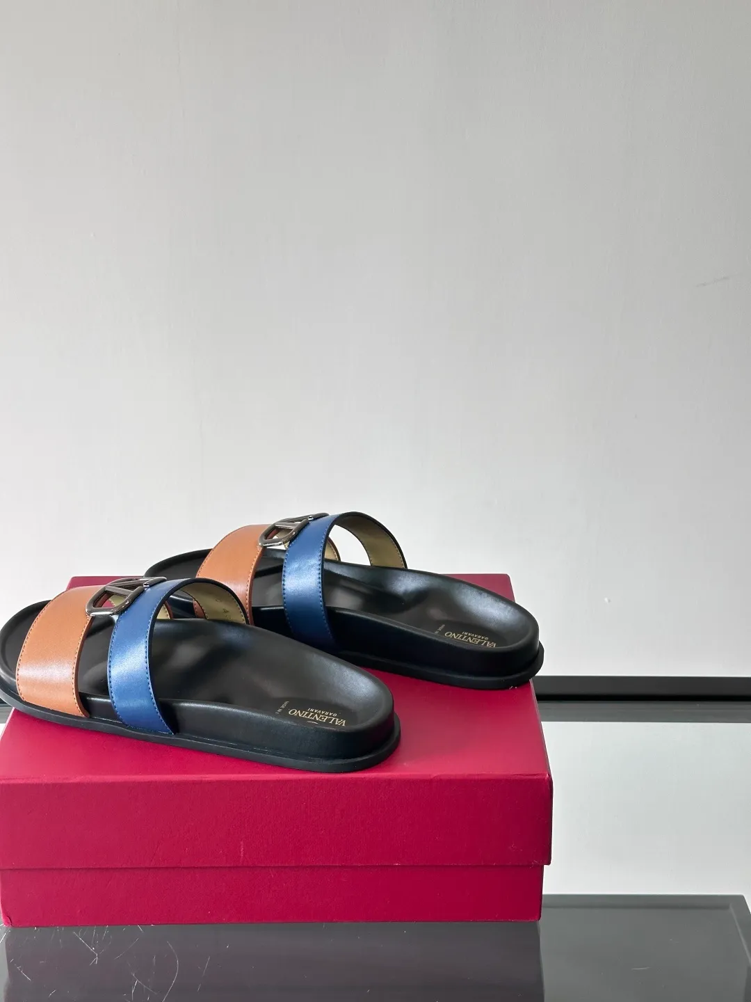 Men's shoes 💰p320 "VALENTINO" Valentino Men's 🧍‍♂️ Spring and summer new style metal rivet flat slippers, elegant sandals, the same style worn by celebrities, original molding, imported calfskin. Rubber outsole. Soft and durable, full set of counter packaging size: 39-44 (customized at 38.45.46)